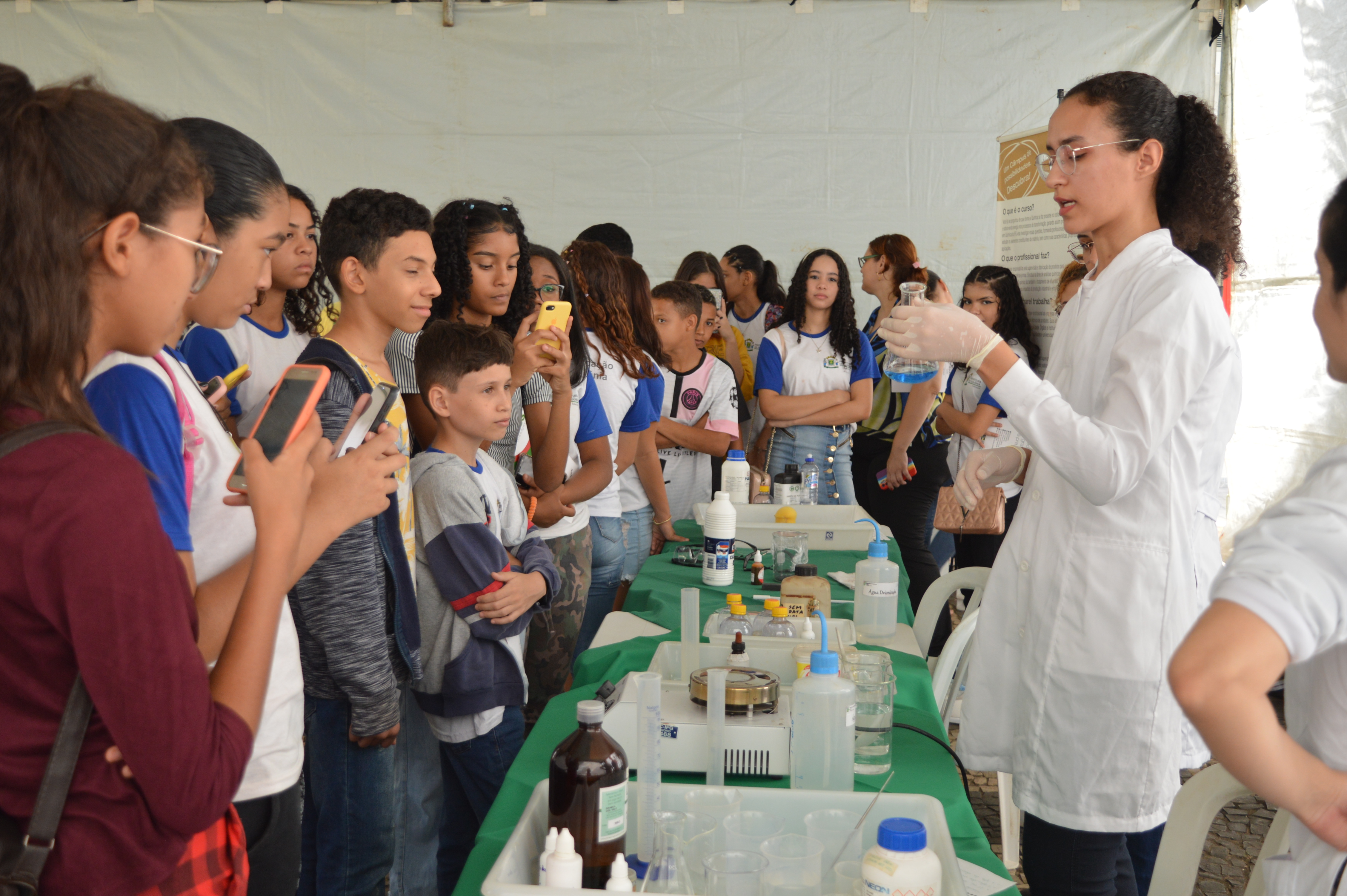 Escola Orlando de Moraes durante apresentação de experimentos na tenda da Química, montada para a Secitec 2022